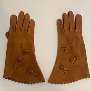 Vintage brown gloves with floral details